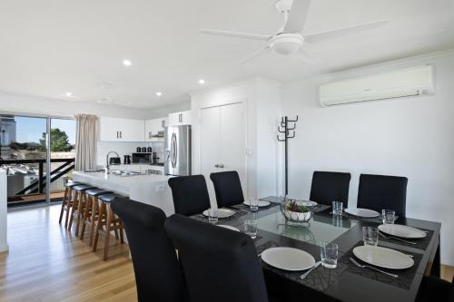 a dining room and kitchen with a table and chairs at Big Blue Tailem Bend in Tailem Bend