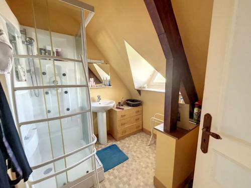 Photo de la galerie de l'établissement Maison plain pied 4 chambres, terrasse, jardin, parking, proche plage/commerces, Wi-Fi gratuite - FR-1-361-450, à Jullouville