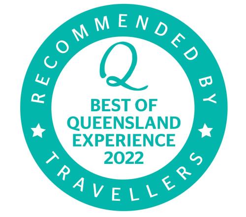 a logo for the best of queensland experience at Puffers Inn in Loganholme
