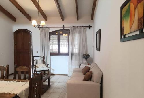 een woonkamer met een bank en een tafel bij Petit Bombal in Godoy Cruz