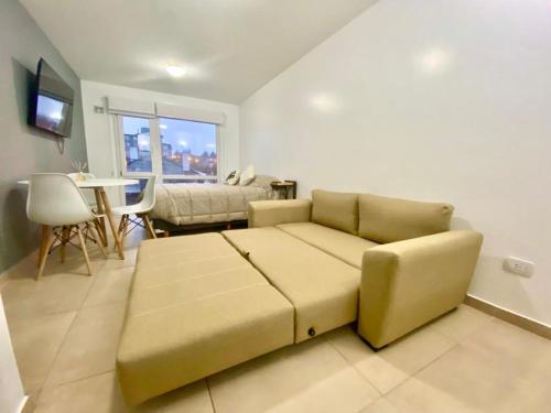 sala de estar con sofá y mesa en Lofts Patagonia en San Carlos de Bariloche