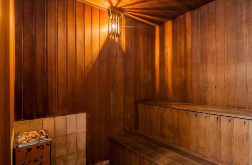 a sauna with wooden walls and a bench in a room at Flat em Hotel na Bela Cintra próximo à Paulista e Consolação in Sao Paulo