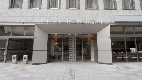 an entrance to a building with a glass door at Hearton Hotel Higashi-Shinagawa in Tokyo
