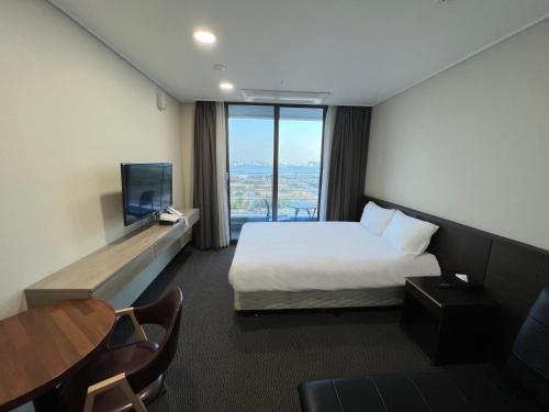Uma TV ou centro de entretenimento em Incheon Rivieraverium Hotel
