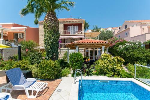 une villa avec une piscine et une maison dans l'établissement Apartments with a swimming pool Mlini, Dubrovnik - 9009, à Mlini