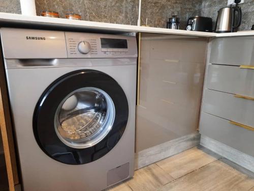 Köök või kööginurk majutusasutuses InstaHomes by Tru - Garden Suites