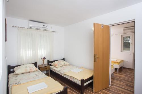 Postel nebo postele na pokoji v ubytování Apartments with a parking space Mlini, Dubrovnik - 8985