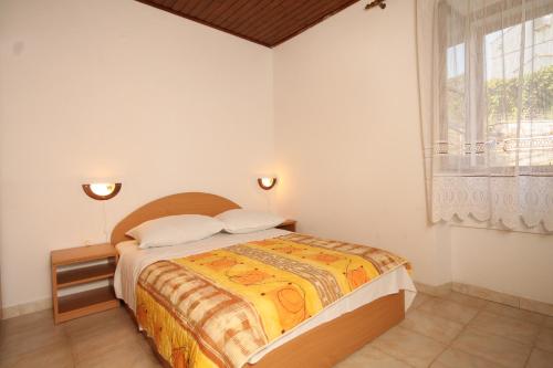 Postel nebo postele na pokoji v ubytování Apartments by the sea Rukavac, Vis - 1154