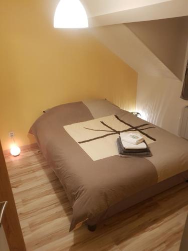 uma cama grande num quarto com em Calme & Cosy - Parking privé-Gare em Amboise