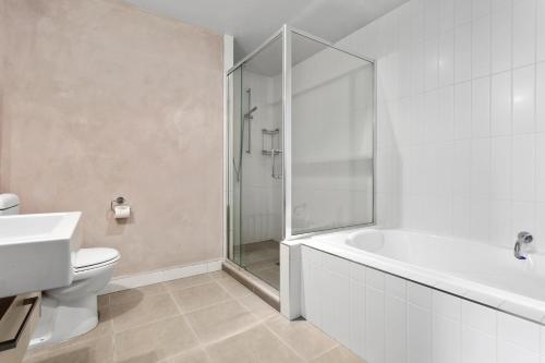 uma casa de banho com uma banheira, um WC e um chuveiro em Pohutukawa Paradise - Ōhope Holiday Apartment em Ohope Beach