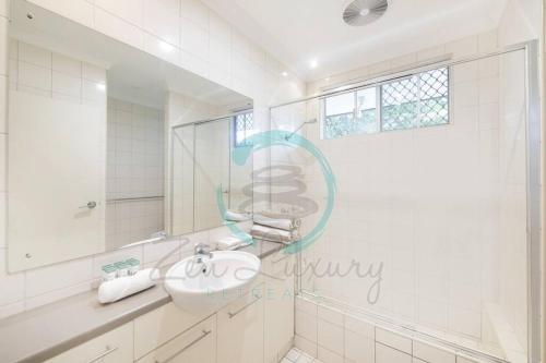 Koupelna v ubytování ZEN TREETOPS - Boutique 2-BR Apt w/ Private Pool