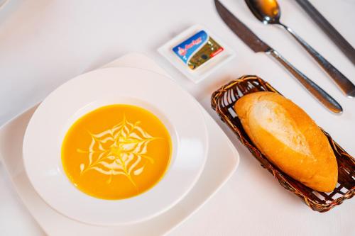 een kop soep en een sandwich op tafel bij Victory Cruise in Ha Long