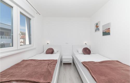 En eller flere senger på et rom på Amazing Apartment In Trogir With Kitchen