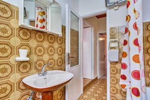 y baño con lavabo y espejo. en Holiday Home Lina Cipollina en Mali Lošinj