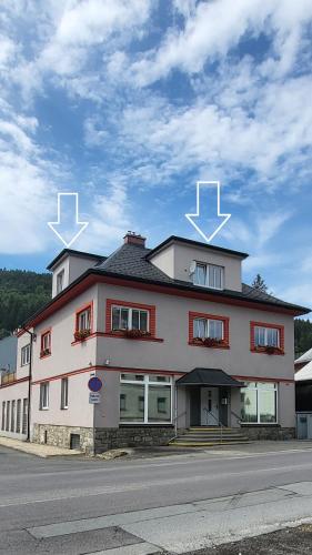 un gran edificio blanco con cruces encima en Apartmán DANY Hanušovice, en Hanušovice