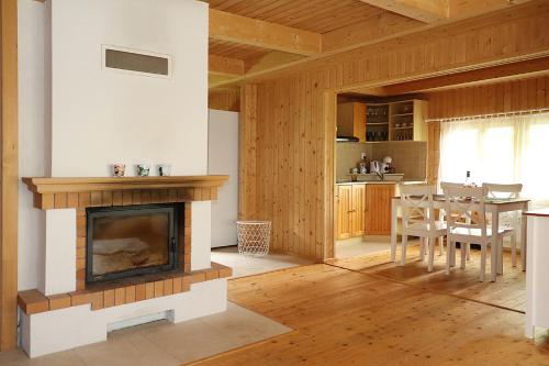 - un salon avec une cheminée et une table dans l'établissement Chata Brusno, à Brusno