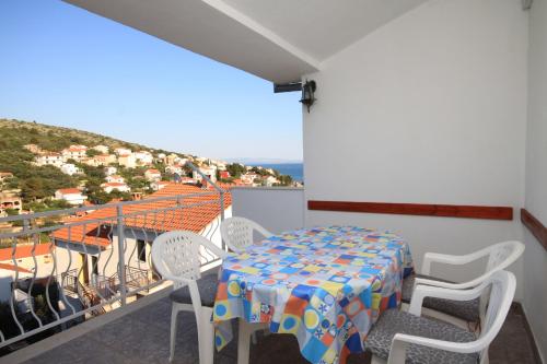 Apartments with parking space Mavarstica, Ciovo - 8685