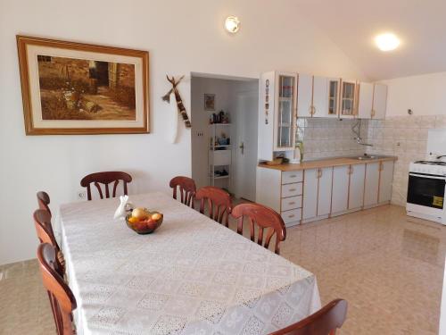 Seaside holiday house Milna, Vis - 8900 في فيس: مطبخ مع طاولة عليها صحن من الفواكه