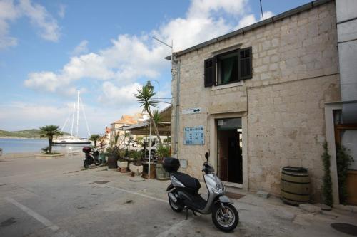 Fotografia z galérie ubytovania Apartments by the sea Vis - 8875 vo Vise
