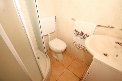 ein kleines Bad mit WC und Waschbecken in der Unterkunft Studio Podspilje 8915a in Vis
