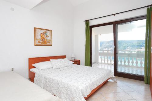 Postel nebo postele na pokoji v ubytování Apartments by the sea Marina, Trogir - 9037