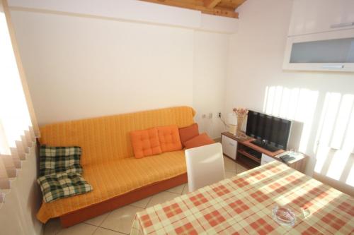 un soggiorno con divano e TV di Apartments with WiFi Vis - 8872 a Vis