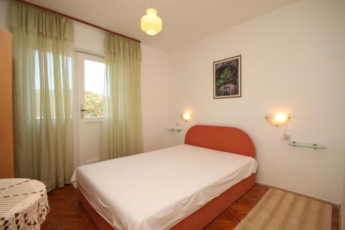 Postel nebo postele na pokoji v ubytování Apartments by the sea Milna, Vis - 8913
