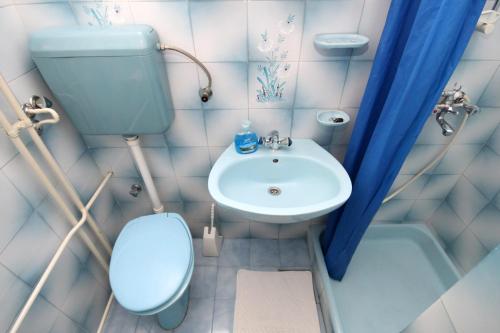 małą łazienkę z toaletą i umywalką w obiekcie Apartments and rooms with parking space Makarska - 9128 w Makarskiej