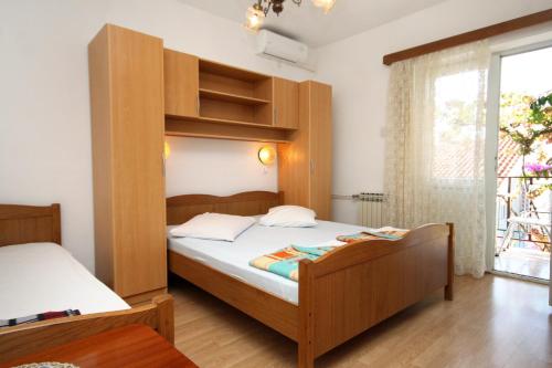 Apartments and rooms with parking space Makarska - 9128