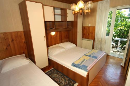 Postel nebo postele na pokoji v ubytování Apartments and rooms with parking space Makarska - 9128