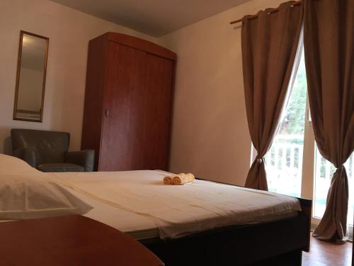 Un dormitorio con una cama con un osito de peluche. en Apartments by the sea Cove Mala Pogorila, Hvar - 8953, en Bogomolje