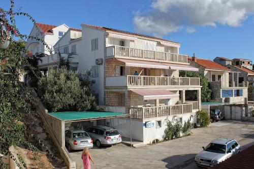 Zdjęcie z galerii obiektu Seaside apartments with a swimming pool Zavalatica, Korcula - 9150 w mieście Zavalatica