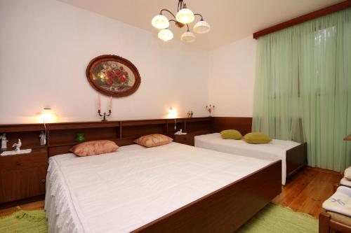 Postel nebo postele na pokoji v ubytování Apartments by the sea Prigradica, Korcula - 9140