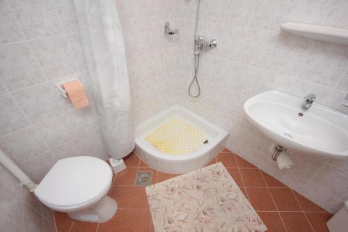 y baño con aseo blanco y lavamanos. en Apartments with WiFi Trsteno, Dubrovnik - 9015, en Trsteno
