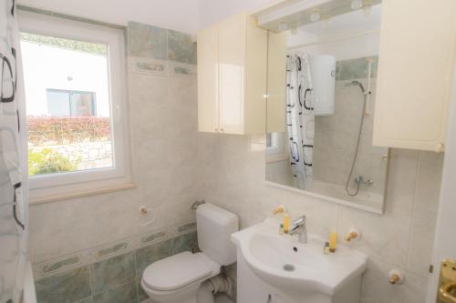 bagno con servizi igienici bianchi e lavandino di Apartments with a parking space Split - 8925 a Spalato (Split)