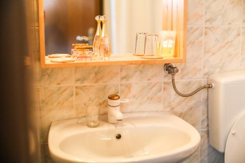 bagno con lavandino bianco e servizi igienici di Vila Romana a Kranjska Gora