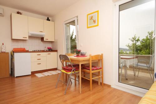 cocina con mesa y sillas en una habitación en Apartments for families with children Mlini, Dubrovnik - 8970 en Mlini