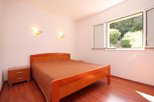 Säng eller sängar i ett rum på Apartments by the sea Korcula - 9154