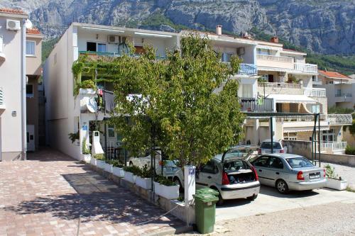 Apartments with parking spaces Makarska - 9129