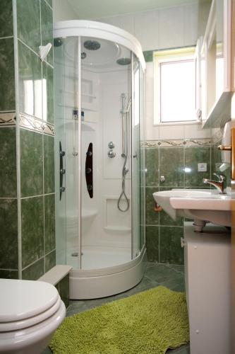 Apartments with parking space Makarska - 9129