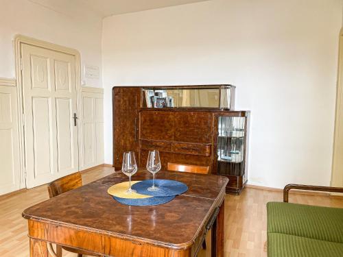 ein Zimmer mit einem Tisch mit zwei Weingläsern darauf in der Unterkunft Arch Apartment in Třebíč in Třebíč