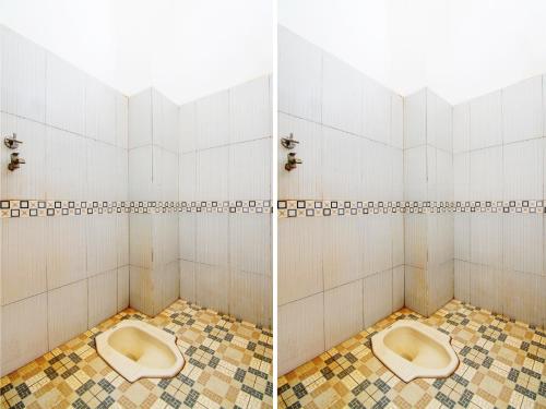 duas imagens de uma casa de banho com dois WC em SPOT ON 91598 Oklahoma Homestay Syariah em Pekanbaru