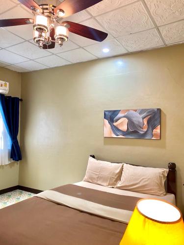 Ein Bett oder Betten in einem Zimmer der Unterkunft ภูมินทร์โฮมน่าน