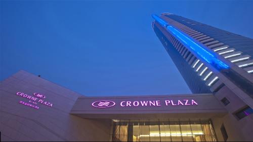 budynek z tabliczką z napisem "plac uprawy" w obiekcie Crowne Plaza Xi'an, an IHG Hotel w mieście Xi'an