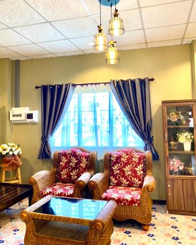 Ein Sitzbereich in der Unterkunft ภูมินทร์โฮมน่าน