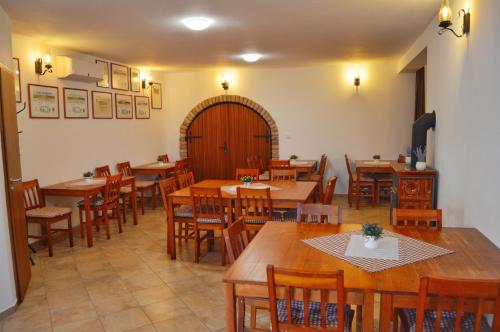 une salle à manger avec des tables et des chaises en bois dans l'établissement Ubytování nad sklípkem v Šatově, à Šatov