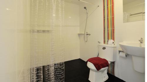 ein Bad mit einer Dusche, einem WC und einem Waschbecken in der Unterkunft The Chilli Patong Beach Hotel - Near to the Beach -Completed Fully renovate 2023 in Patong Beach