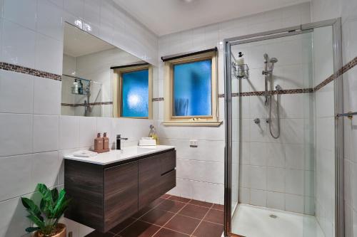 a bathroom with a sink and a shower at Devinegetaway in Eildon
