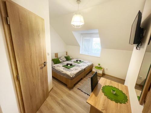 a small room with a bed and a television at Ubytování nad sklípkem v Šatově in Šatov