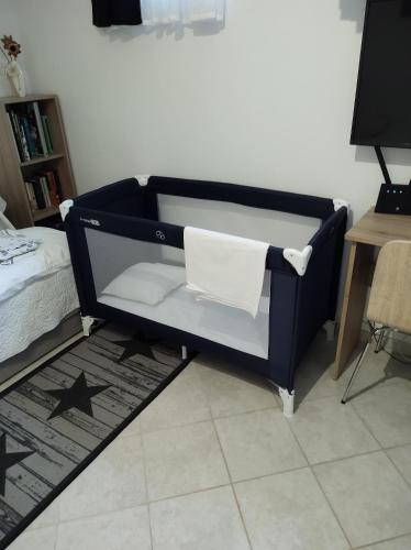 Ce lit superposé noir se trouve dans un dortoir doté d'une table. dans l'établissement Apartment Zlatko, à Rovinj